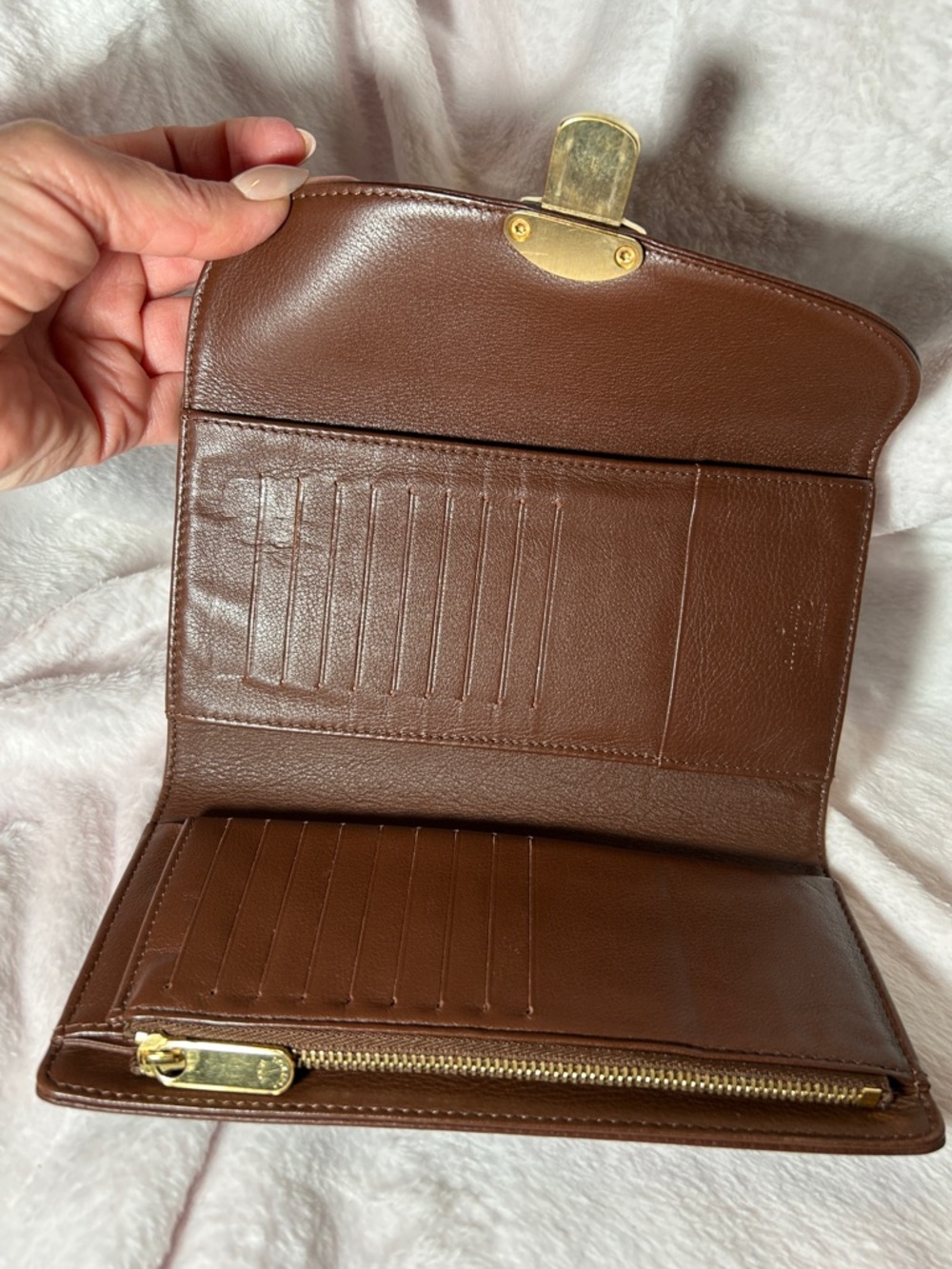 402. Louis Vuitton Mahina Amelia wallet in Acajou brown leather - Picture 7 of 13